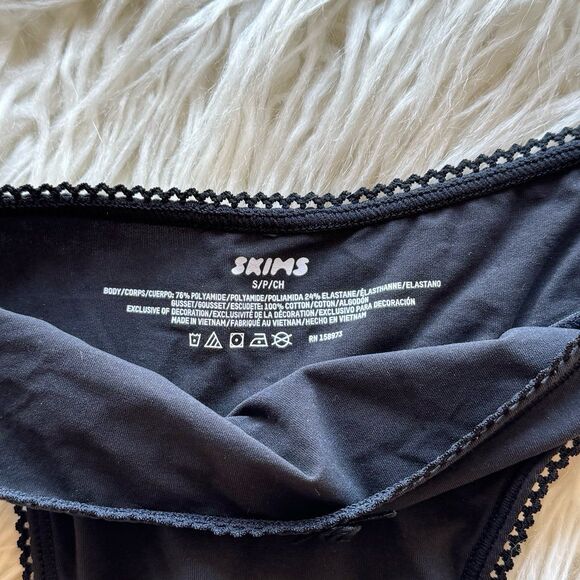 Skims Fits Everybody Picot Trim Thong Onyx Size Small - Picture 6 of 7
